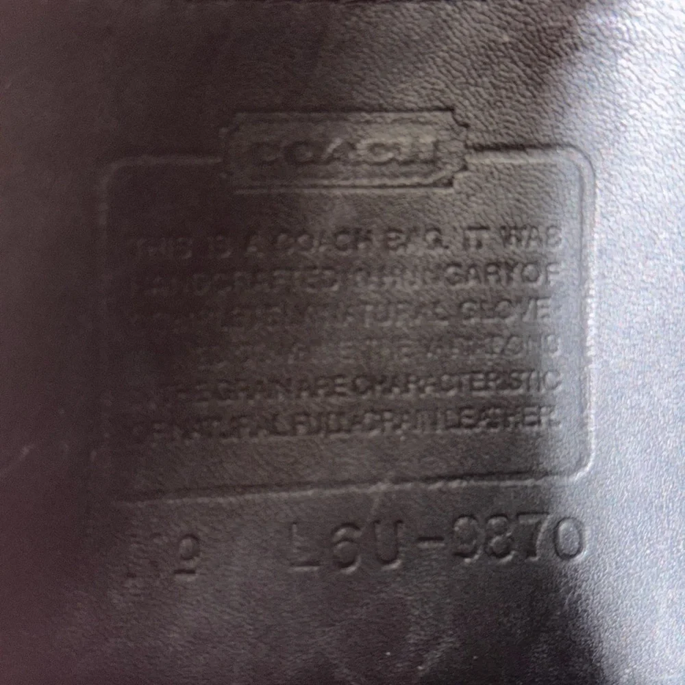 Vintage COACH #9870 Court Turn lock Crossbody bag.